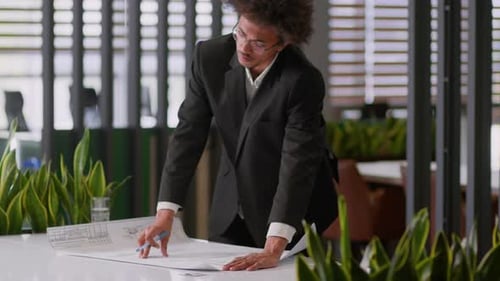 Architekturarbeit Afroamerikaner Geschäftsmann Geschäftsmann Mann Mann Mann arbeitet mit Blueprint Planning