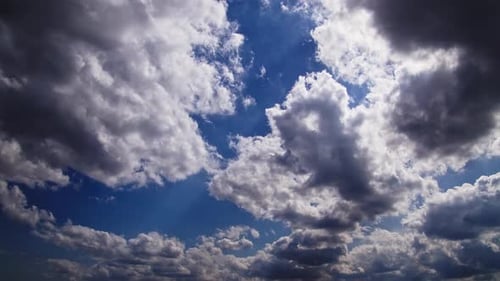Regenwolken bewegen sich sehr schnell am Himmel