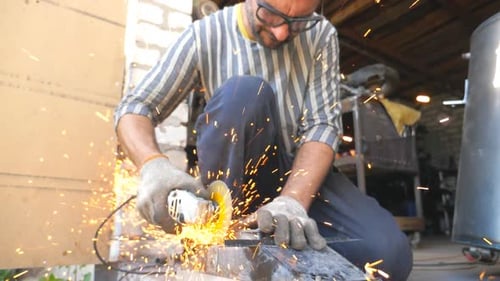 Mechanic Grinding Metal Using Circular Saw
