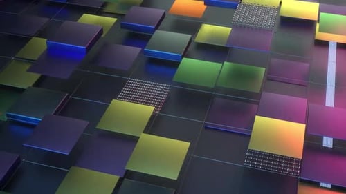 Viele quadratische Regenbogenchips fallen von oben auf einen Chipstapel