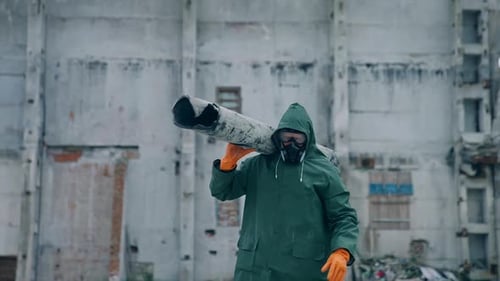 Mann im Biogefährdungsanzug arbeitet in einer zerstörten Stadt. Strahlenökologischer Katastrophenschutz.