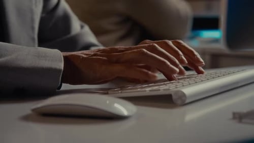 Hände einer anonymen IT-Spezialistin, die im Büro auf der Tastatur tippt