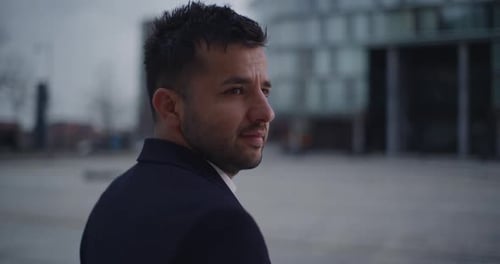Empresario inmerso en el ambiente urbano de Copenhague