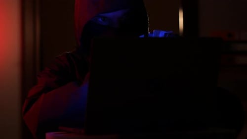 Hacker roubando dinheiro do cartão de crédito