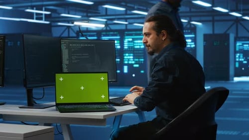 Ingenieur rüstet Geräte im Rechenzentrum mithilfe eines Greenscreen-Laptops auf