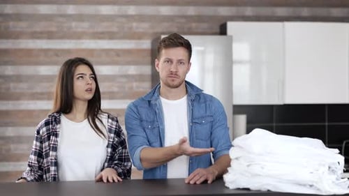 Pareja joven en la cocina durante la cuarentena