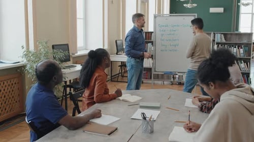 Étudiants migrants apprenant des verbes irréguliers