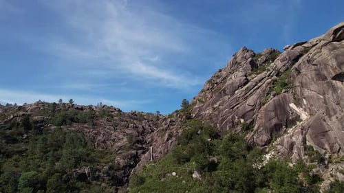 Vista aérea da montanha natural