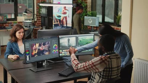 Diverse Videofilmer bearbeiten kreative Filmmontagen auf Software