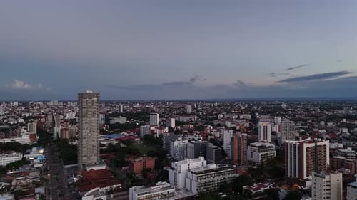 Vistas desde lo alto de una metrópolis dinámica
