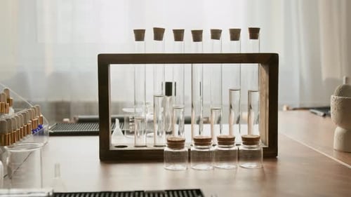 Ingrédients de parfum et tubes à essai en verre debout pendant la Master Class