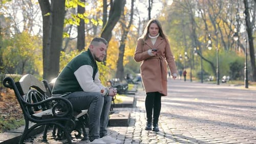 Treffen im Park Die Frau ging an dem Mann vorbei, ohne auf ihn zu achten