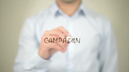 Campagne, homme écrivant sur écran transparent