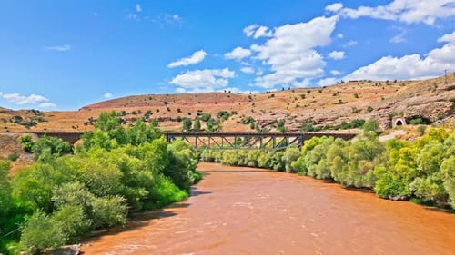 Rivière Brown qui traverse un vaste canyon - Vue aérienne 2K