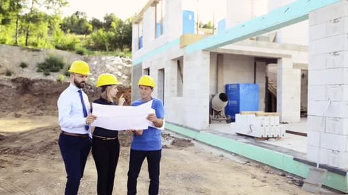 Architekten und Arbeiter auf der Baustelle