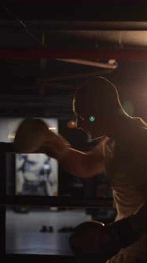 Entschlossenes Kämpfertraining mit Schlaghandschuhen im Ring