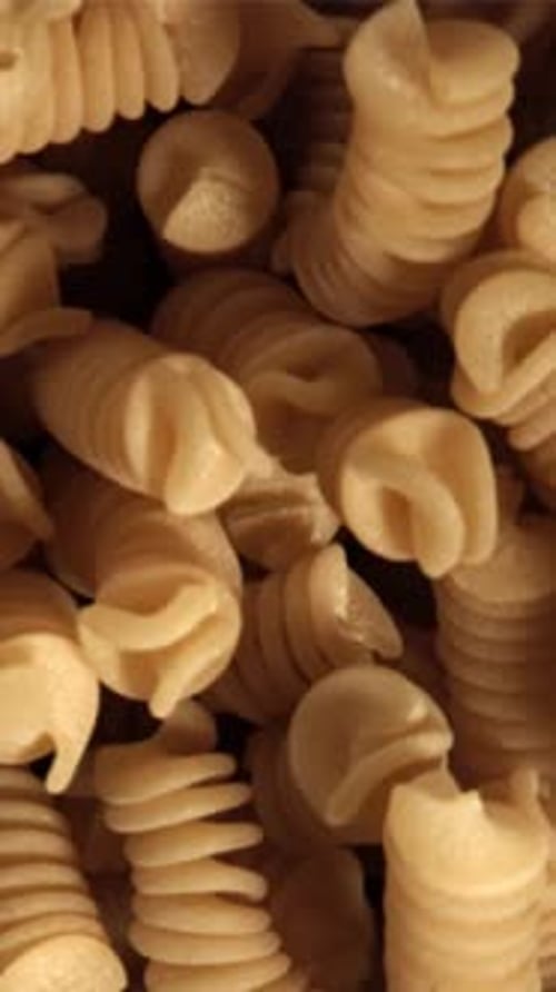 Fusili Pasta Rises and Falls wurde mit einer Hochgeschwindigkeitskamera mit 1000 Bildern pro Sekunde gefilmt
