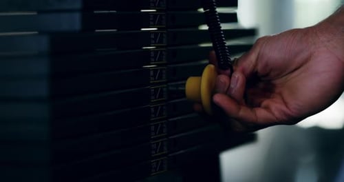 4k-Videomaterial eines nicht wiedererkennbaren Mannes, der beim Training im Fitnessstudio seine Gewichte anpasst