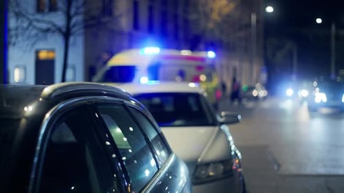 Abendliche Notfallskatastrophenszene mit blinkenden Sirenenlichtern