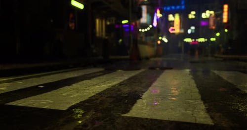 Regendurchflutete Straße in der pulsierenden Stadt bei Nacht voller Neonlichter