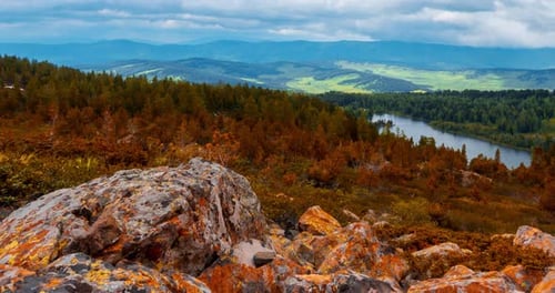 Bergsee im Zeitraffer im Sommer oder Herbst Wilde Natur und ländliches Feld, Wolken, Bewegung
