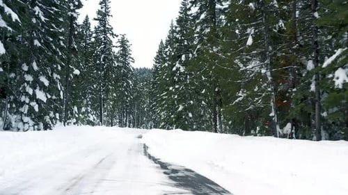 Vista aérea de la carretera cubierta de nieve en invierno