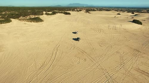 Un Zumbido 4K graba un 4x4 conduciendo por las dunas de un desierto de Namibia