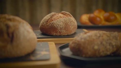 Assortiment de pains artisanaux présenté sur une table en bois rustique pour une présentation attrayante