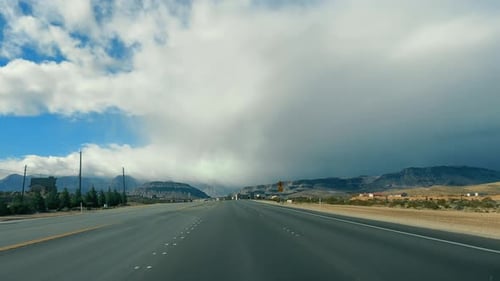 Desert Highway nähert sich Storm Desert Highway führt zu Stormy Mountains