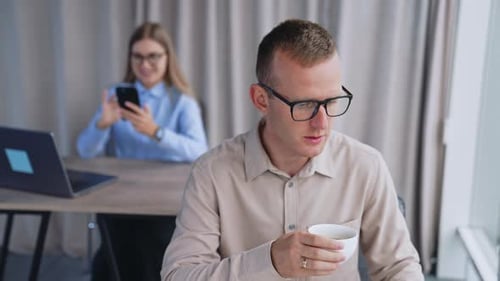 Des jeunes travaillant dans un bureau moderne.