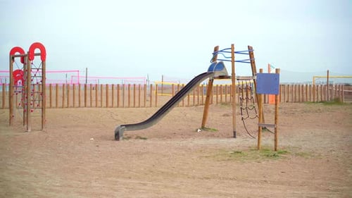 Leerer Spielplatz am Strand, keine spielenden Kinder, menschenleer während des Lockdowns der Covid-19-Pandemie,