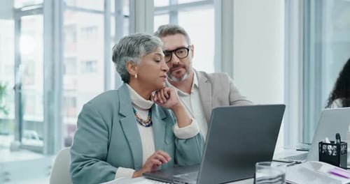 Reuniões, laptops e empresários planejando no escritório ideias de projetos, colaboração e sites