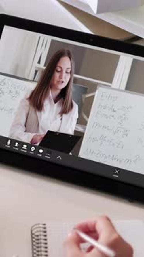 Vertikales Video-Online-Lerngerät für Frauen