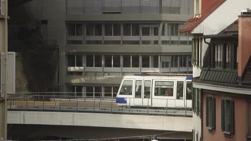 Aufnahme der Lausanner Metro auf der Linie M2, einem vollautomatischen städtischen Schienenverkehrssystem, das vorbeifährt