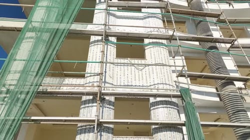 Bau von Häusern, Arbeiten an der Luftfassade am Gerüst