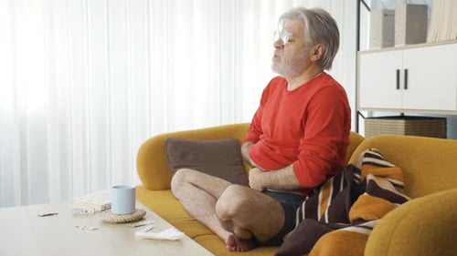 Alter Mann, der unter Bauchschmerzen leidet.