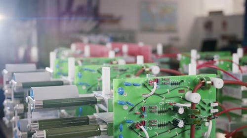 Elektronisch Komponenten und Kondensatoren in einem elektronisch Gerät. Nahaufnahme der Aufnahme.