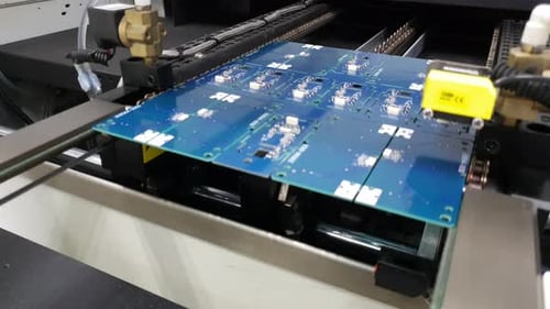 le circuit imprimé entre dans le four à refusion et est prêt à être cuit