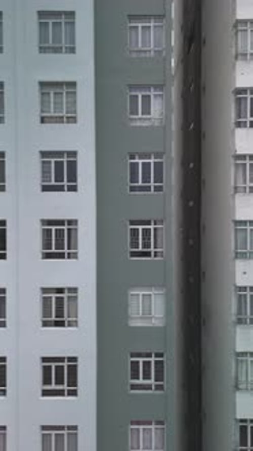 Vista aérea de la fachada de un edificio residencial de gran altura en formato vertical