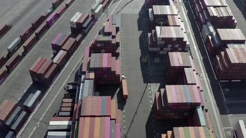Luftaufnahme von oben nach unten auf Schiffscontainer im geschäftigen Hafen