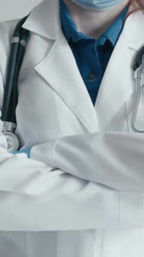 Un médico con uniforme médico es un profesional que lleva un estetoscopio Palabras clave Clínica de cuidadores