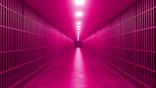 Couloir de prison rose avec des lumières vives