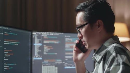 Gros plan d'un programmeur parlant sur un smartphone tout en créant un ingénieur logiciel, développant une Appli, codant