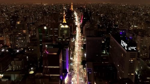 Vista de cima para baixo da avenida Paulista, no centro de São Paulo, Brasil. Paisagem noturna da avenida histórica