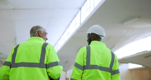 Technik, Industrie und Männer mit Diskussion im Lager für Projekt, Feedback und Motivation
