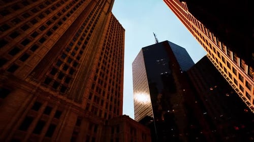 Edificios altos que alcanzan el cielo en un bullicioso centro de la ciudad durante la puesta de sol