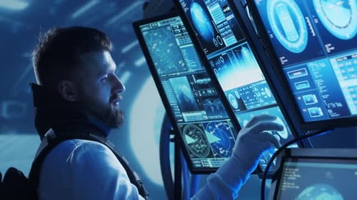 Astronaut in einem Raumanzug an Bord der Orbitalstation Kosmonaut, der das Raumschiff Man im Weltraum steuert