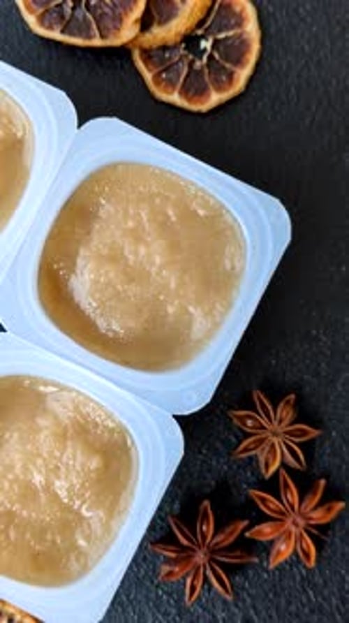 Sauce sucrée aux pommes, nourriture pour bébés, ingrédient en conserve pour les desserts. Compote de pommes