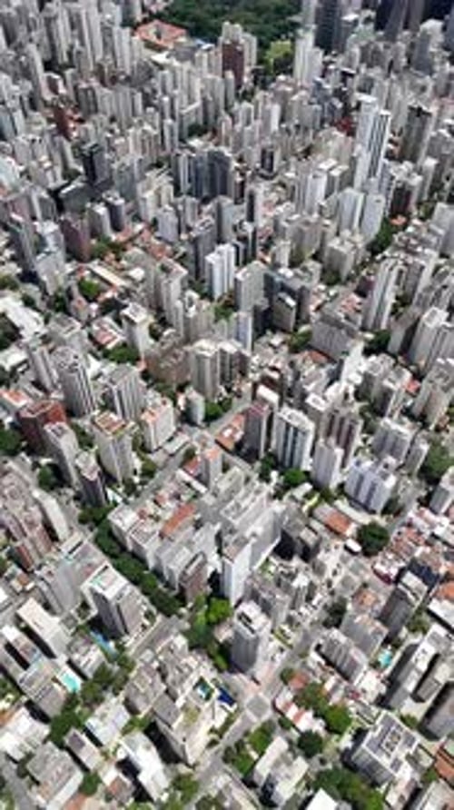 Vídeo aéreo sobre a cidade de São Paulo, Brasil, em um dia ensolarado