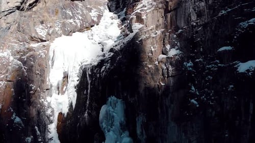 Vista aérea de la cascada de hielo congelado